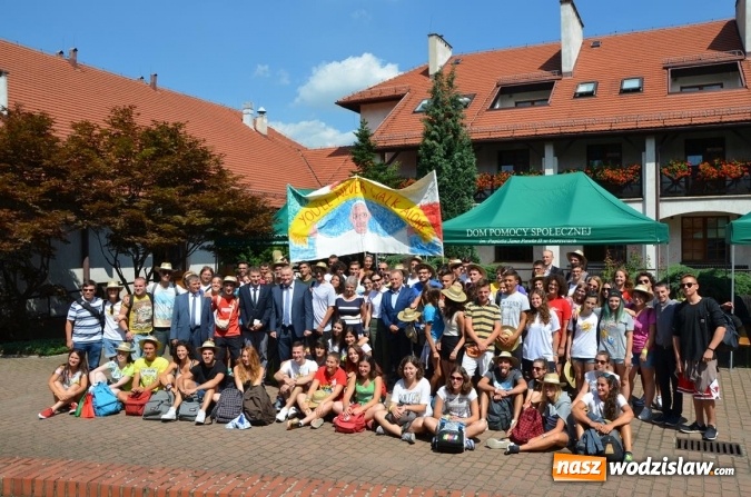 Zdjęcie w galerii na portalu naszwodzislaw.com: Młodzi Włosi z Bergamo odwiedzili DPS w Gorzycach wiadomości z regionu