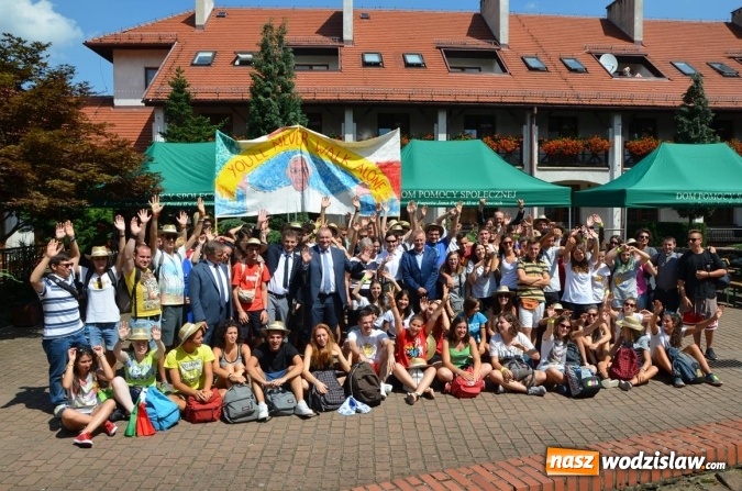 Zdjęcie w galerii na portalu naszwodzislaw.com: Młodzi Włosi z Bergamo odwiedzili DPS w Gorzycach wiadomości z regionu