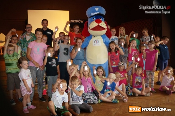 Zdjęcie w galerii na portalu naszwodzislaw.com: Wakacje ze Sznupkiem w Czyżowicach. Policjanci rozmawiali z najmłodszymi o bezpieczeństwie wiadomości z regionu
