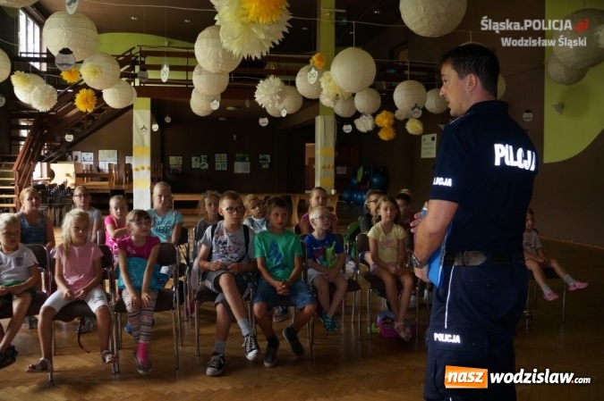 Zdjęcie w galerii na portalu naszwodzislaw.com: Wakacje ze Sznupkiem w Czyżowicach. Policjanci rozmawiali z najmłodszymi o bezpieczeństwie wiadomości z regionu