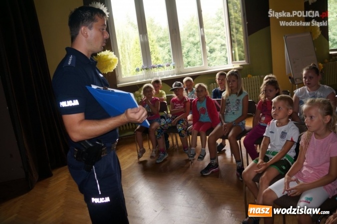 Zdjęcie w galerii na portalu naszwodzislaw.com: Wakacje ze Sznupkiem w Czyżowicach. Policjanci rozmawiali z najmłodszymi o bezpieczeństwie wiadomości z regionu