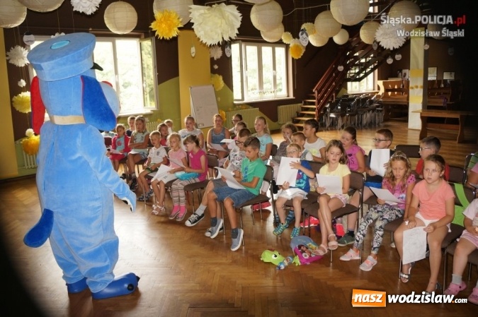 Zdjęcie w galerii na portalu naszwodzislaw.com: Wakacje ze Sznupkiem w Czyżowicach. Policjanci rozmawiali z najmłodszymi o bezpieczeństwie wiadomości z regionu
