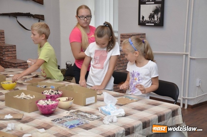 Zdjęcie w galerii na portalu naszwodzislaw.com: Czy mozaika jest trudna? O tym przekonali się uczestnicy warsztat&oacute;w w wodzisławskim Muzeum wiadomości z regionu