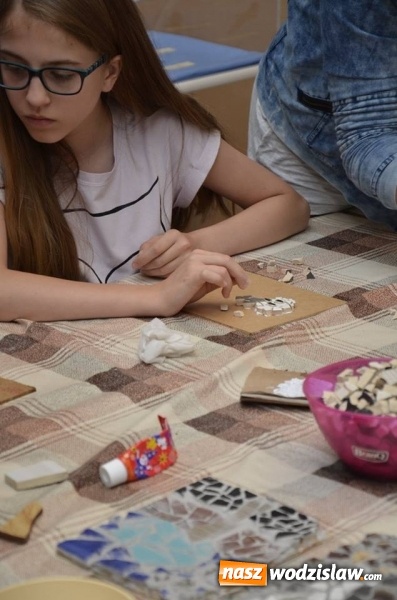 Zdjęcie w galerii na portalu naszwodzislaw.com: Czy mozaika jest trudna? O tym przekonali się uczestnicy warsztat&oacute;w w wodzisławskim Muzeum wiadomości z regionu