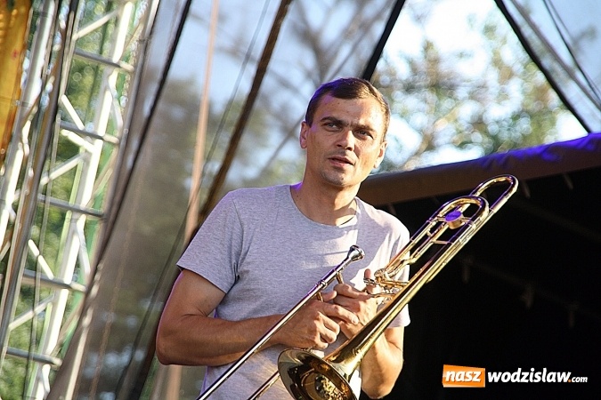 Zdjęcie w galerii na portalu naszwodzislaw.com: Festiwal Reggae 2016. Grubson porwał publiczność wiadomości z regionu