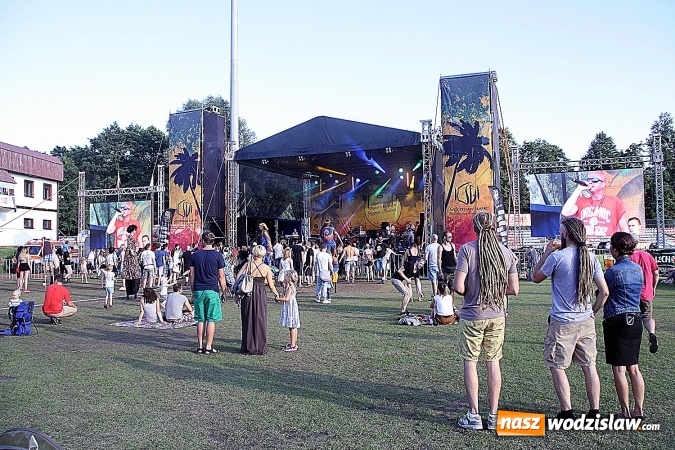 Zdjęcie w galerii na portalu naszwodzislaw.com: Festiwal Reggae 2016. Grubson porwał publiczność wiadomości z regionu