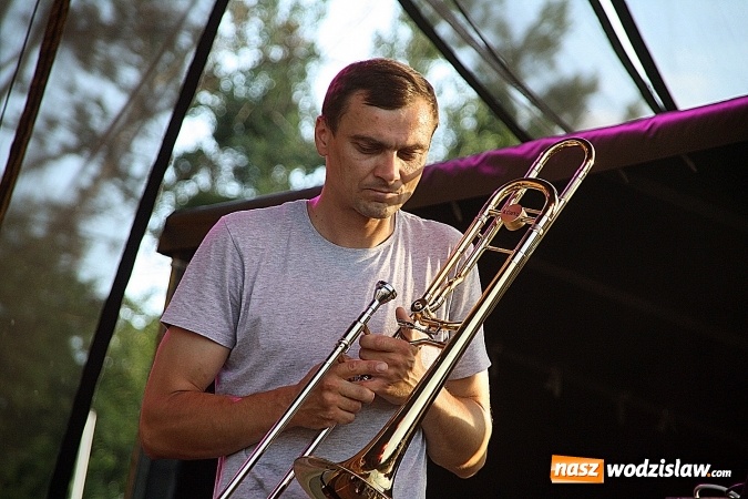 Zdjęcie w galerii na portalu naszwodzislaw.com: Festiwal Reggae 2016. Grubson porwał publiczność wiadomości z regionu