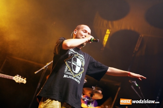 Zdjęcie w galerii na portalu naszwodzislaw.com: Festiwal Reggae 2016. Grubson porwał publiczność wiadomości z regionu