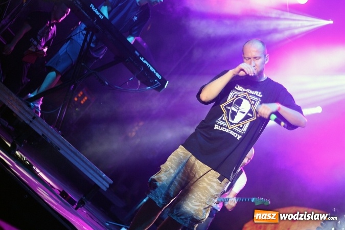 Zdjęcie w galerii na portalu naszwodzislaw.com: Festiwal Reggae 2016. Grubson porwał publiczność wiadomości z regionu