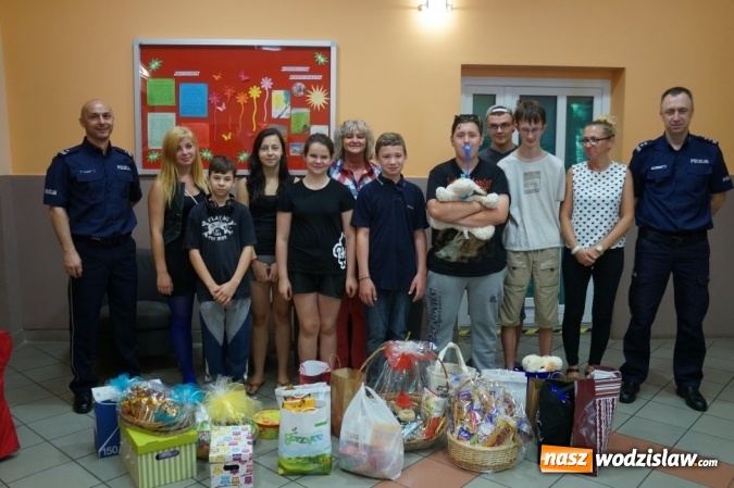 Zdjęcie w galerii na portalu naszwodzislaw.com: Komendant ze słodkościami odwiedził dom dziecka wiadomości z regionu