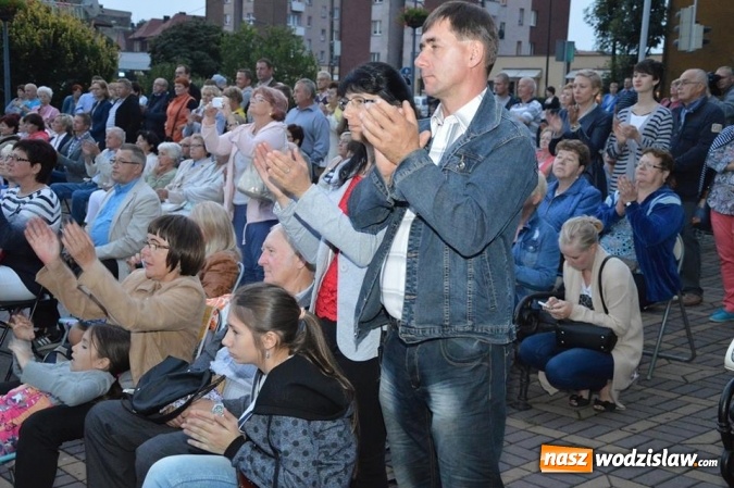 Zdjęcie w galerii na portalu naszwodzislaw.com: Operetka przy fontannie w Radlinie wiadomości z regionu