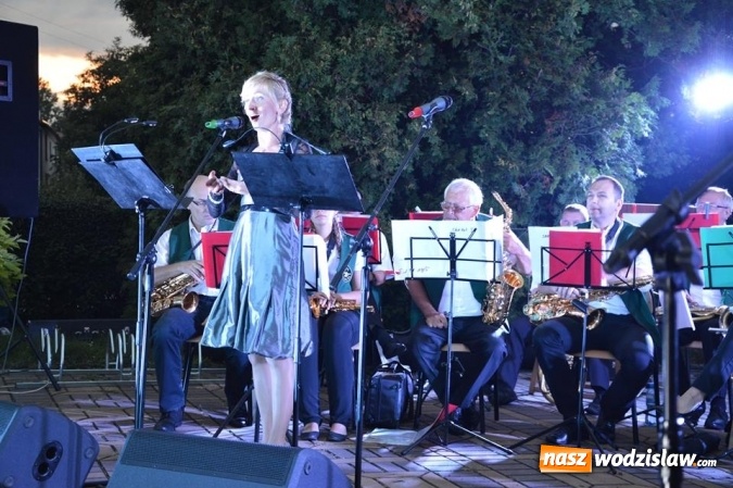 Zdjęcie w galerii na portalu naszwodzislaw.com: Operetka przy fontannie w Radlinie wiadomości z regionu