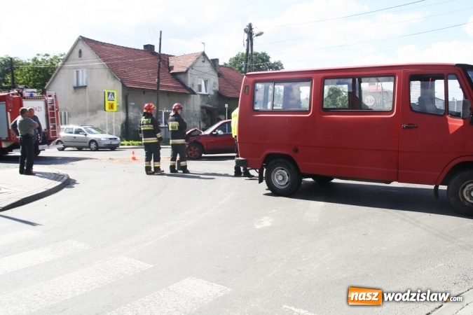 Zdjęcie w galerii na portalu naszwodzislaw.com: Kolizja w Kokoszycach. Mercedes zderzył się z roverem wiadomości z regionu