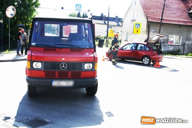 Zdjęcie w galerii na portalu naszwodzislaw.com: Kolizja w Kokoszycach. Mercedes zderzył się z roverem wiadomości z regionu