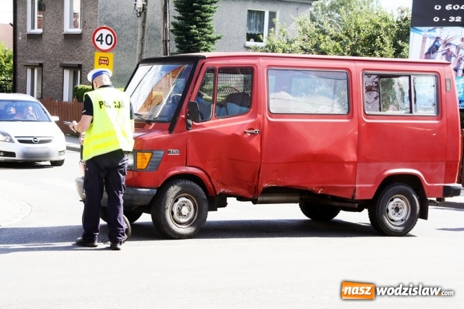 Zdjęcie w galerii na portalu naszwodzislaw.com: Kolizja w Kokoszycach. Mercedes zderzył się z roverem wiadomości z regionu
