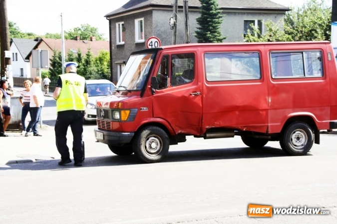 Zdjęcie w galerii na portalu naszwodzislaw.com: Kolizja w Kokoszycach. Mercedes zderzył się z roverem wiadomości z regionu