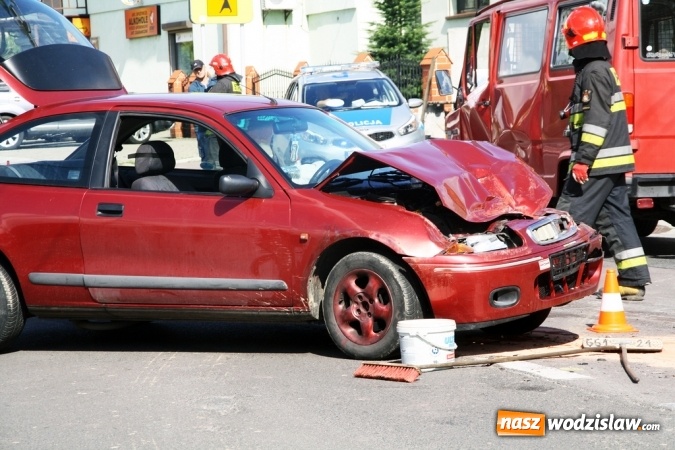 Zdjęcie w galerii na portalu naszwodzislaw.com: Kolizja w Kokoszycach. Mercedes zderzył się z roverem wiadomości z regionu