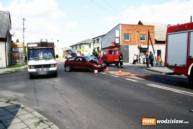 Zdjęcie w galerii na portalu naszwodzislaw.com: Kolizja w Kokoszycach. Mercedes zderzył się z roverem wiadomości z regionu