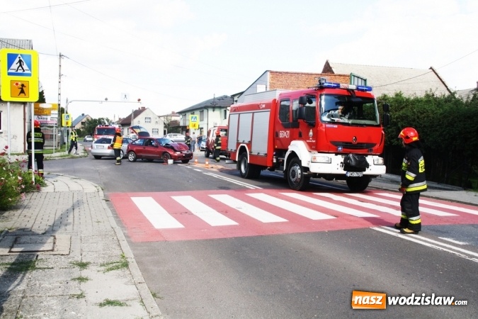 Zdjęcie w galerii na portalu naszwodzislaw.com: Kolizja w Kokoszycach. Mercedes zderzył się z roverem wiadomości z regionu