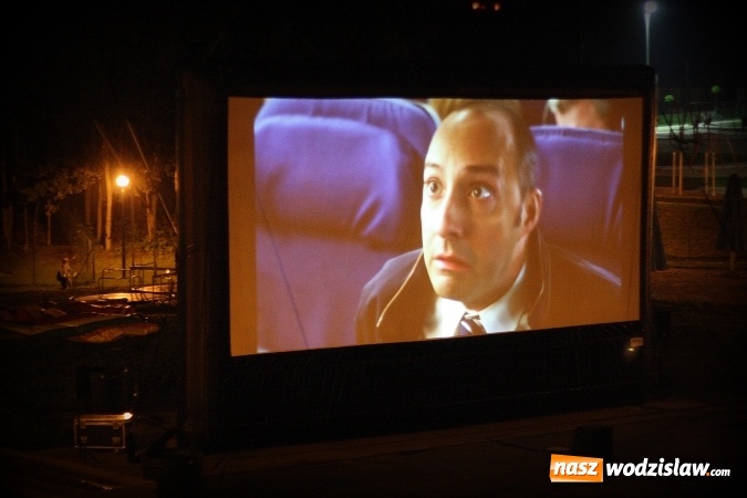 Zdjęcie w galerii na portalu naszwodzislaw.com: Plenerowe Kino Letnie przyciągnęło sporo mieszkańców. Za nami druga edycja wiadomości z regionu