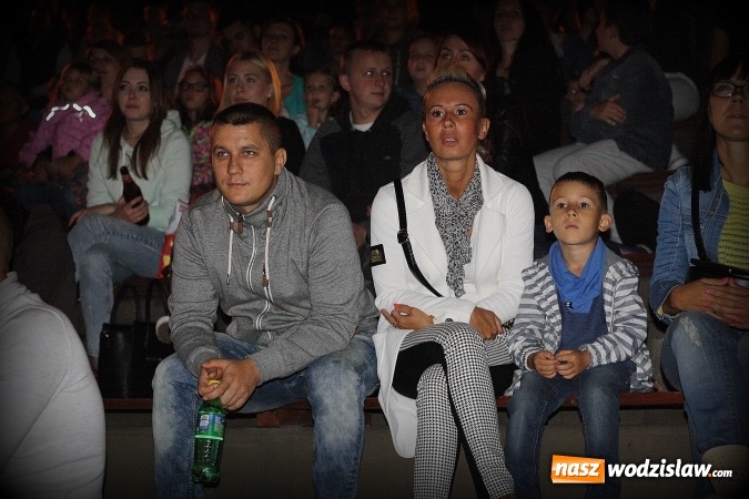 Zdjęcie w galerii na portalu naszwodzislaw.com: Plenerowe Kino Letnie przyciągnęło sporo mieszkańców. Za nami druga edycja wiadomości z regionu