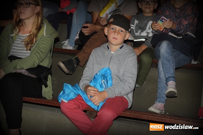 Zdjęcie w galerii na portalu naszwodzislaw.com: Plenerowe Kino Letnie przyciągnęło sporo mieszkańców. Za nami druga edycja wiadomości z regionu