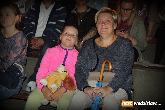 Zdjęcie w galerii na portalu naszwodzislaw.com: Plenerowe Kino Letnie przyciągnęło sporo mieszkańców. Za nami druga edycja wiadomości z regionu
