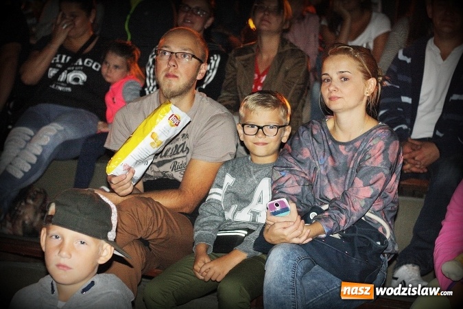 Zdjęcie w galerii na portalu naszwodzislaw.com: Plenerowe Kino Letnie przyciągnęło sporo mieszkańców. Za nami druga edycja wiadomości z regionu