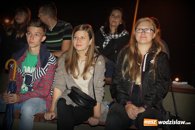 Zdjęcie w galerii na portalu naszwodzislaw.com: Plenerowe Kino Letnie przyciągnęło sporo mieszkańców. Za nami druga edycja wiadomości z regionu