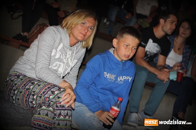 Zdjęcie w galerii na portalu naszwodzislaw.com: Plenerowe Kino Letnie przyciągnęło sporo mieszkańców. Za nami druga edycja wiadomości z regionu