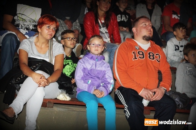 Zdjęcie w galerii na portalu naszwodzislaw.com: Plenerowe Kino Letnie przyciągnęło sporo mieszkańców. Za nami druga edycja wiadomości z regionu