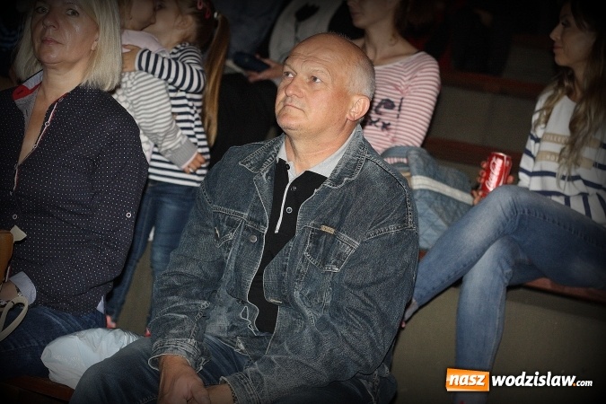 Zdjęcie w galerii na portalu naszwodzislaw.com: Plenerowe Kino Letnie przyciągnęło sporo mieszkańców. Za nami druga edycja wiadomości z regionu