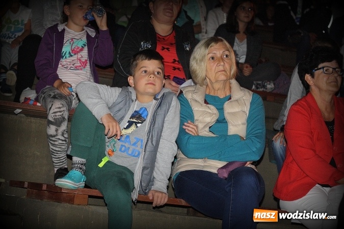 Zdjęcie w galerii na portalu naszwodzislaw.com: Plenerowe Kino Letnie przyciągnęło sporo mieszkańców. Za nami druga edycja wiadomości z regionu