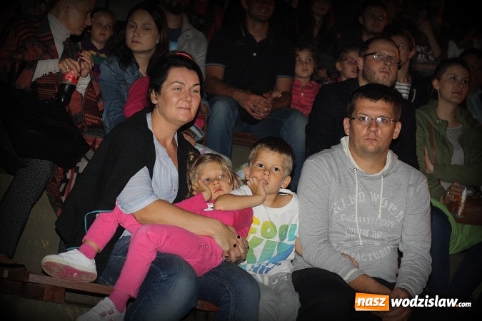 Zdjęcie w galerii na portalu naszwodzislaw.com: Plenerowe Kino Letnie przyciągnęło sporo mieszkańców. Za nami druga edycja wiadomości z regionu