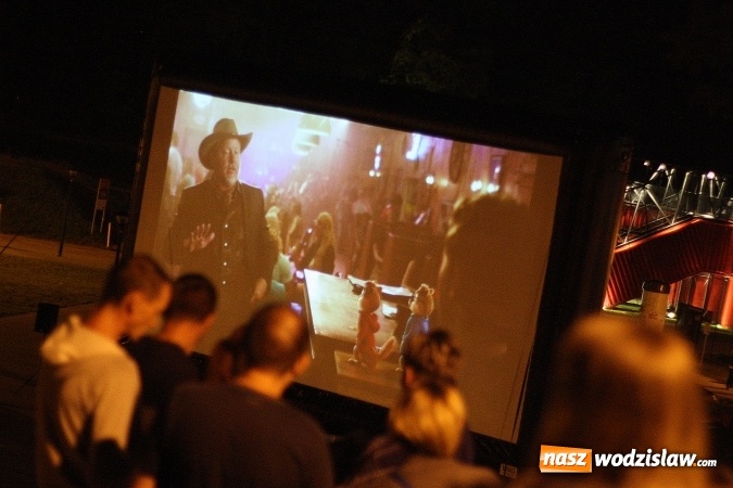 Zdjęcie w galerii na portalu naszwodzislaw.com: Plenerowe Kino Letnie przyciągnęło sporo mieszkańców. Za nami druga edycja wiadomości z regionu