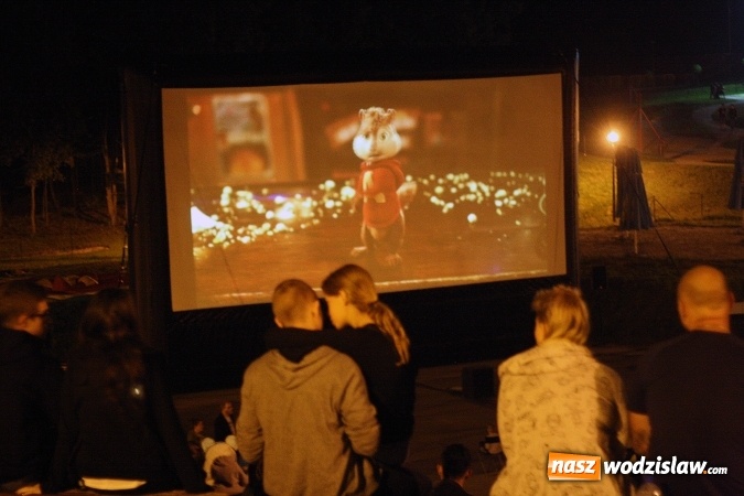 Zdjęcie w galerii na portalu naszwodzislaw.com: Plenerowe Kino Letnie przyciągnęło sporo mieszkańców. Za nami druga edycja wiadomości z regionu