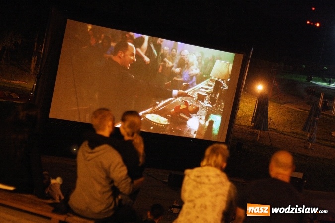 Zdjęcie w galerii na portalu naszwodzislaw.com: Plenerowe Kino Letnie przyciągnęło sporo mieszkańców. Za nami druga edycja wiadomości z regionu