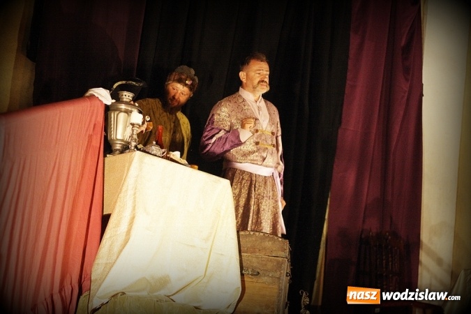 Zdjęcie w galerii na portalu naszwodzislaw.com: Wystawili Zemstę na schodach USC wiadomości z regionu