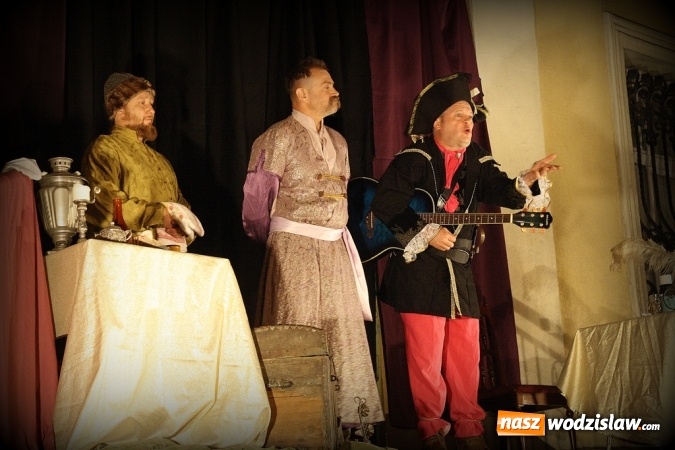 Zdjęcie w galerii na portalu naszwodzislaw.com: Wystawili Zemstę na schodach USC wiadomości z regionu