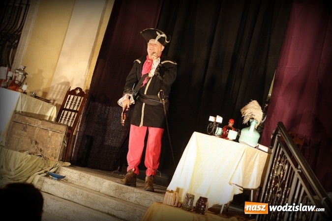 Zdjęcie w galerii na portalu naszwodzislaw.com: Wystawili Zemstę na schodach USC wiadomości z regionu