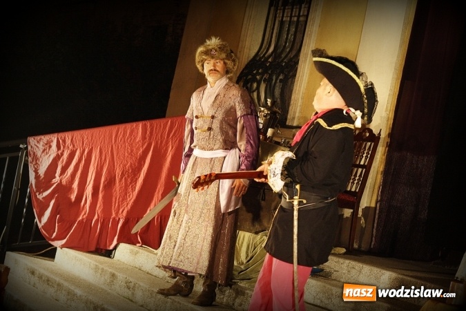 Zdjęcie w galerii na portalu naszwodzislaw.com: Wystawili Zemstę na schodach USC wiadomości z regionu