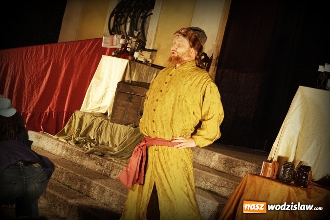 Zdjęcie w galerii na portalu naszwodzislaw.com: Wystawili Zemstę na schodach USC wiadomości z regionu