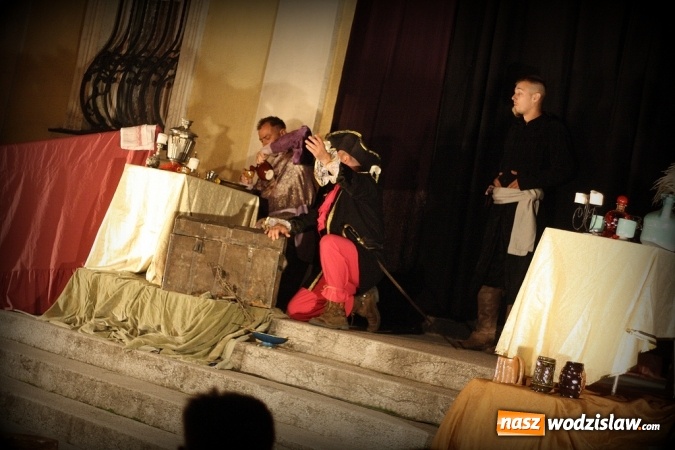 Zdjęcie w galerii na portalu naszwodzislaw.com: Wystawili Zemstę na schodach USC wiadomości z regionu