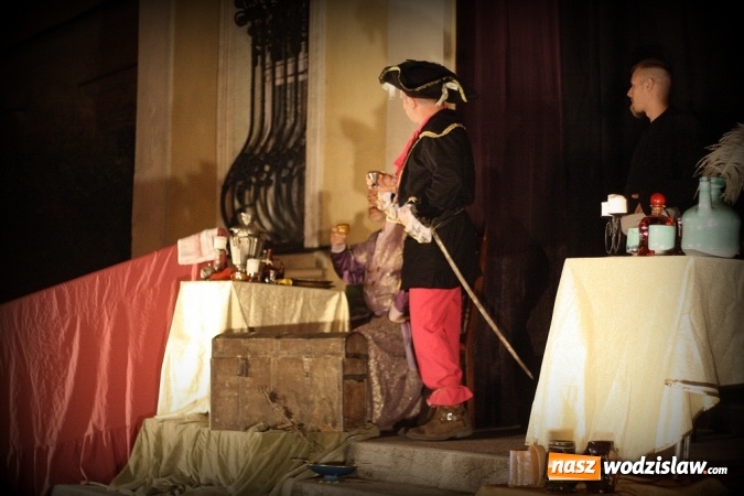 Zdjęcie w galerii na portalu naszwodzislaw.com: Wystawili Zemstę na schodach USC wiadomości z regionu