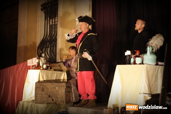 Zdjęcie w galerii na portalu naszwodzislaw.com: Wystawili Zemstę na schodach USC wiadomości z regionu