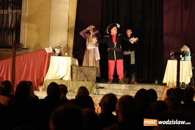 Zdjęcie w galerii na portalu naszwodzislaw.com: Wystawili Zemstę na schodach USC wiadomości z regionu