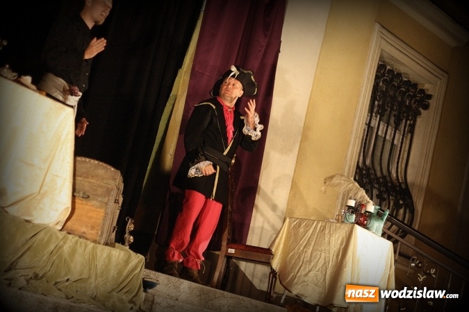 Zdjęcie w galerii na portalu naszwodzislaw.com: Wystawili Zemstę na schodach USC wiadomości z regionu