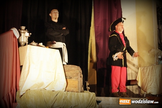 Zdjęcie w galerii na portalu naszwodzislaw.com: Wystawili Zemstę na schodach USC wiadomości z regionu