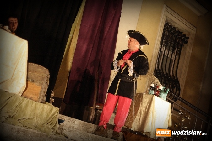 Zdjęcie w galerii na portalu naszwodzislaw.com: Wystawili Zemstę na schodach USC wiadomości z regionu