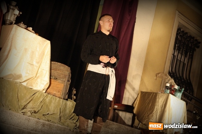 Zdjęcie w galerii na portalu naszwodzislaw.com: Wystawili Zemstę na schodach USC wiadomości z regionu